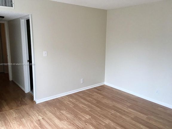 5th image of 532 SE 28th Ave
