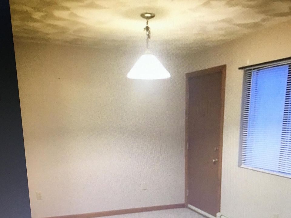 2nd image of 300 New River Rd #2