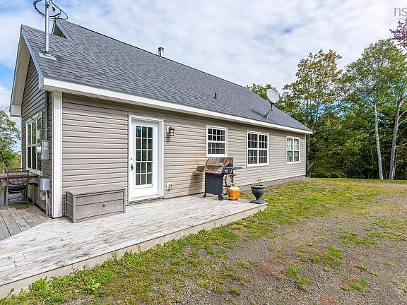 2nd image of 984 Youngs Mountain Rd