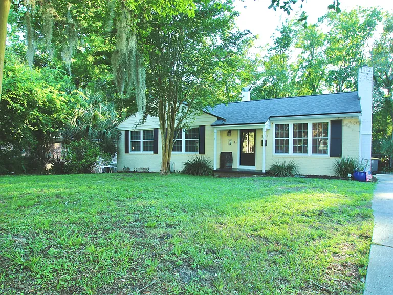 1554 Geraldine Dr — Photo 2
