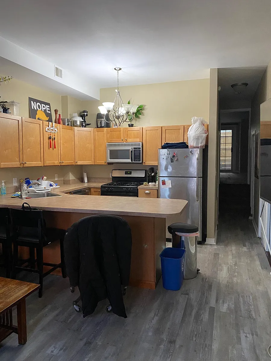 kitchen - 822 S Swanson St #1