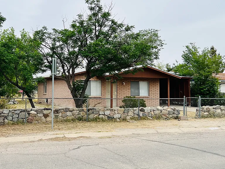 513 W Henry St — Photo 2