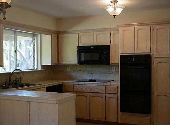 5th image of 401 Johnson Ct