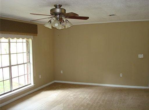 3rd image of 203 Live Oak Dr