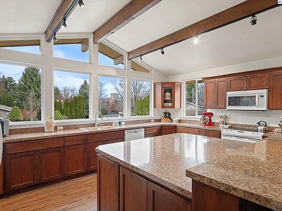 5th image of 940 SE Glen Echo Rd