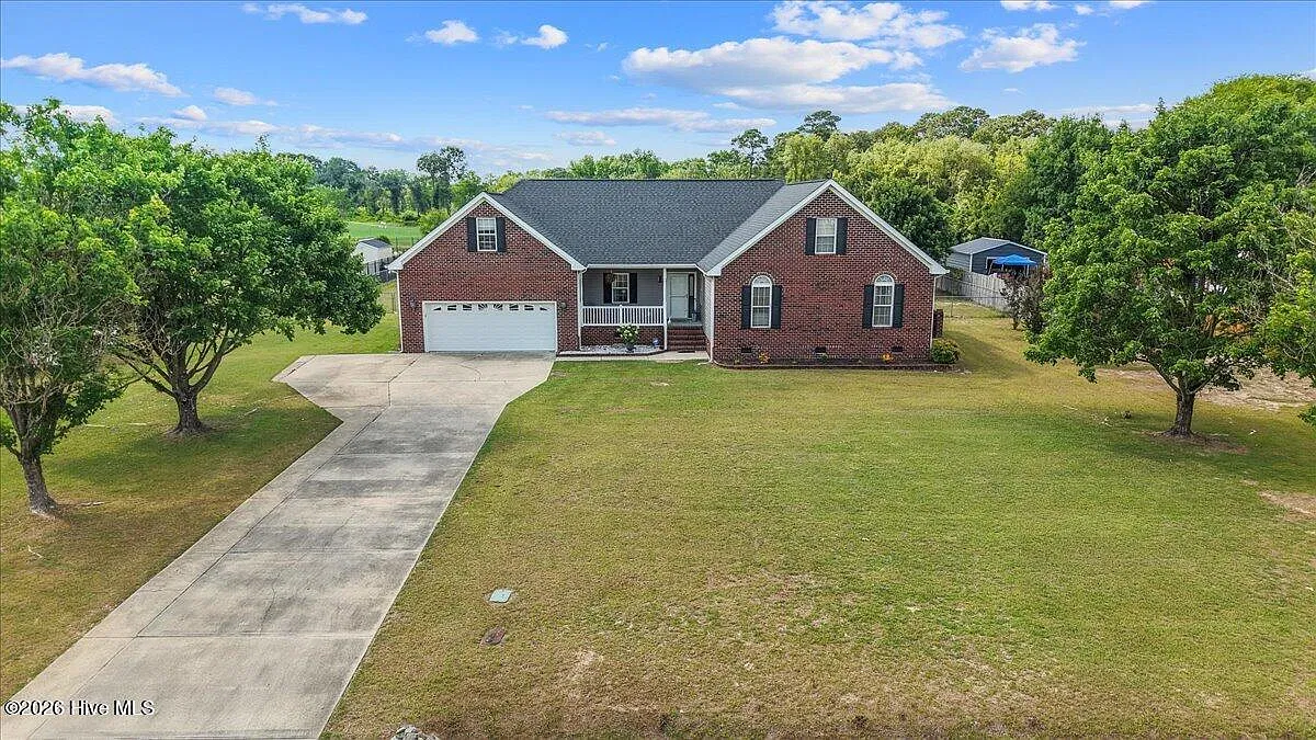 4 bed, 3.0 bath, 2740 sqft, $2,800 — Photo 1