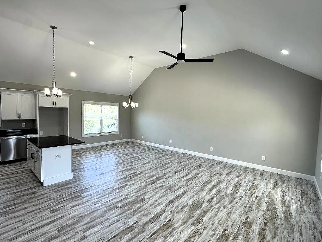 4 bed, 2100 sqft, $2,000 — Photo 4
