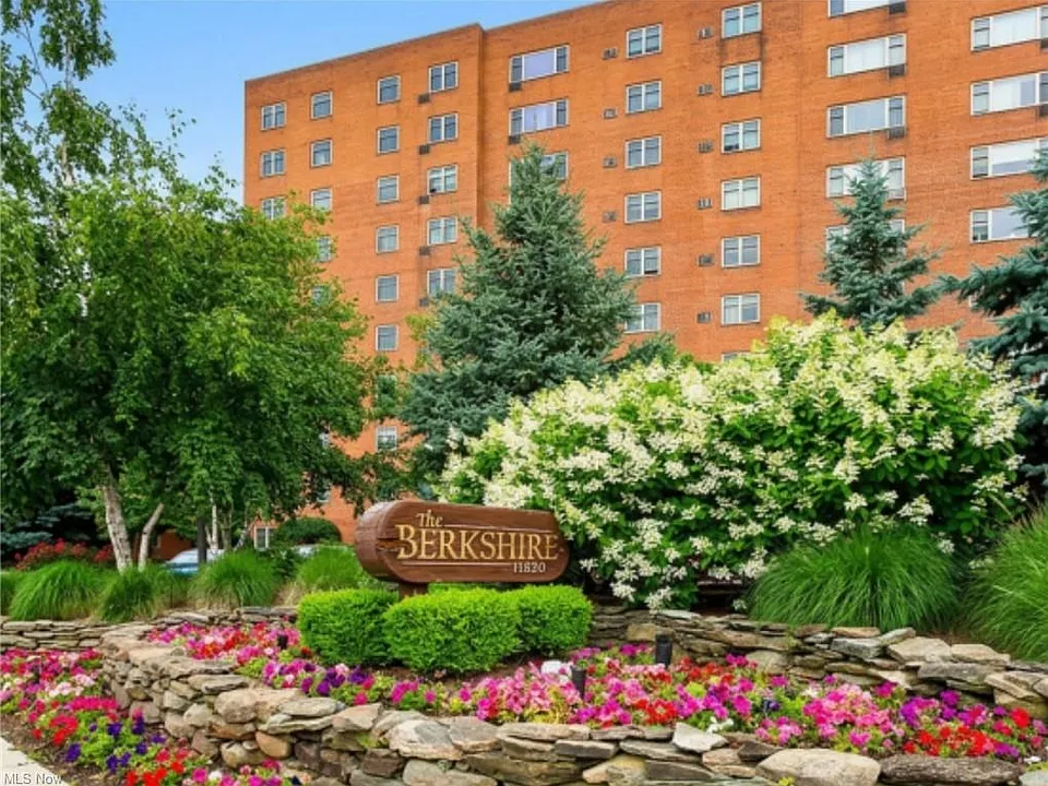 11820 Edgewater Dr #422
