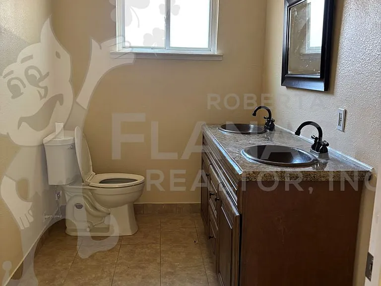 820 W 23rd St — Photo 8