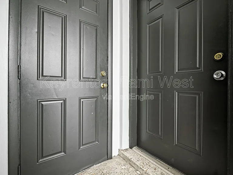 219 NW 10th Ave #4 — Photo 6