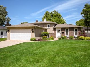 1967 Nottingham Ln, Wheaton, IL 60189