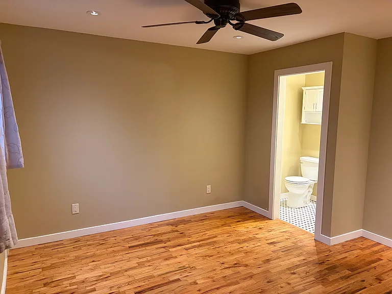 Primary bedroom 1/2 bath