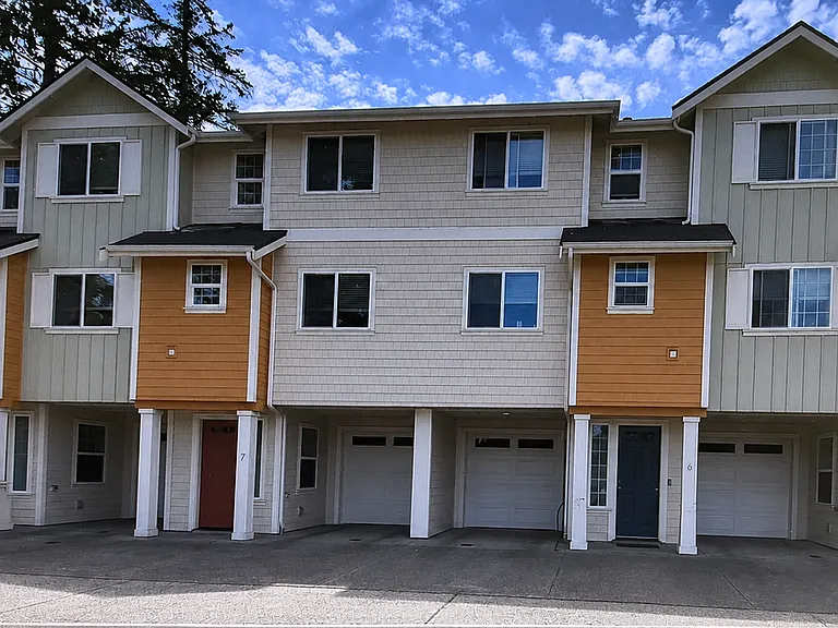 334 9th Ave SE #B-7 — Photo 1