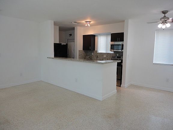 3rd image of 3120 Hibiscus St