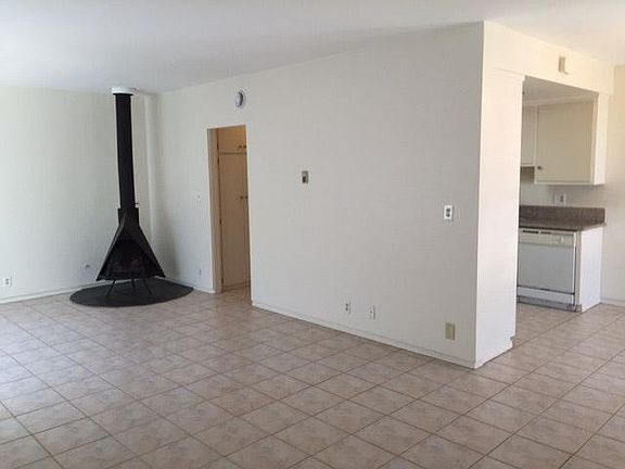Living rm, kitchen