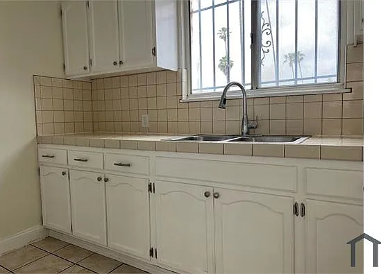 3 bed, 1000 sqft, $2,900 — Photo 3