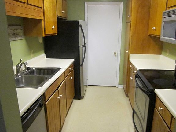 2nd image of 2092 S Sherwood Dr APT D32