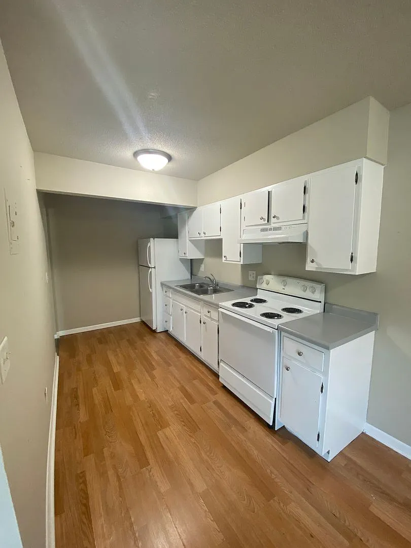 900 Elder Ln — Photo 2