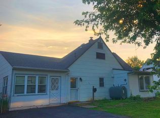 33 Neptune Ln, Levittown, PA 19054