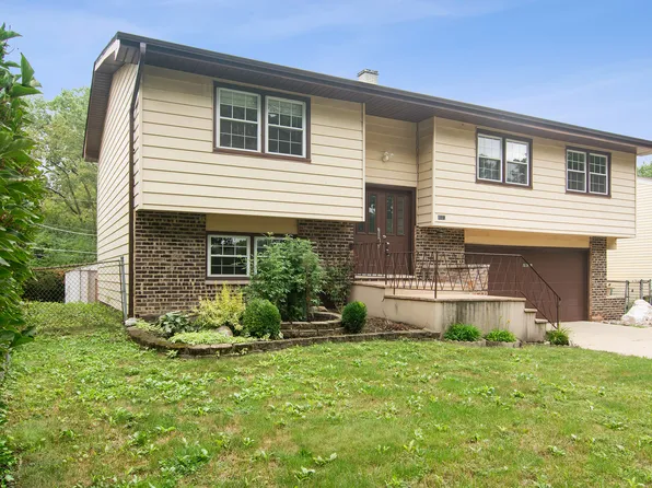 1120 Valley Stream Dr, Wheeling, IL 60090