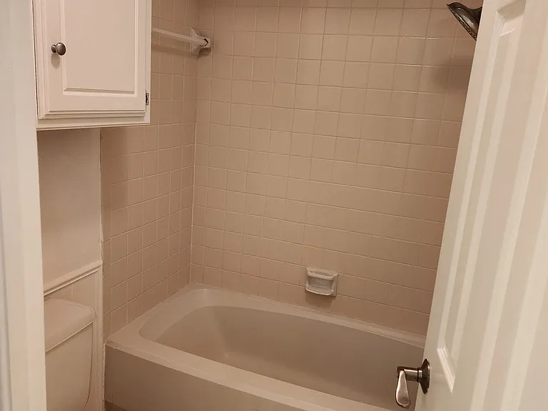 1701 Queens Towne — Photo 9