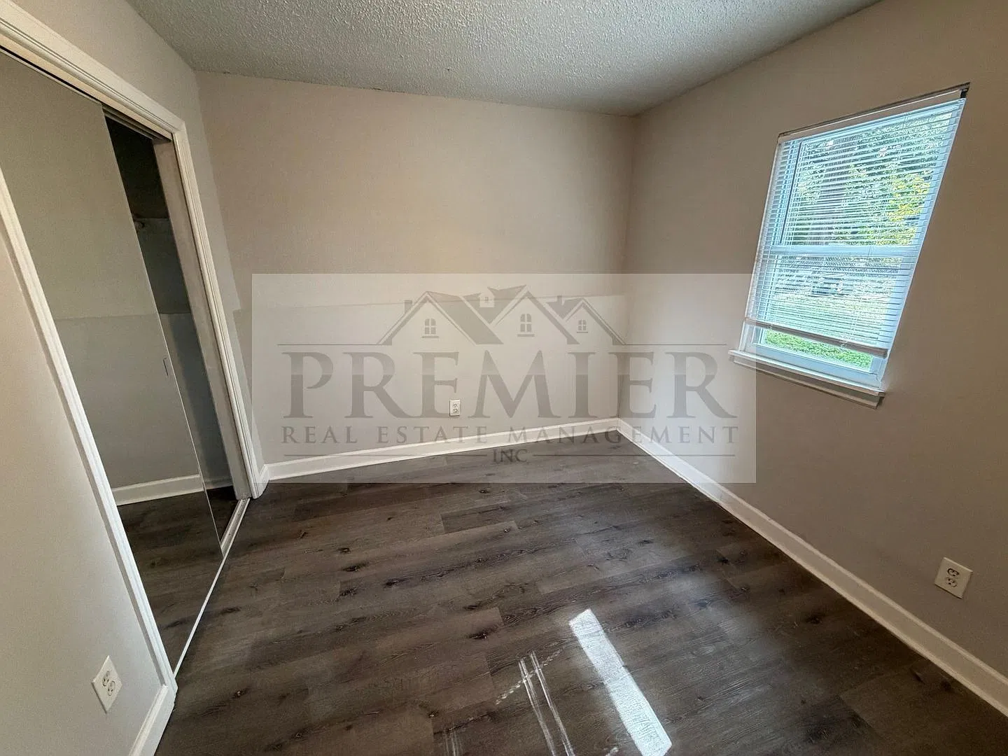 240 Kump Ave #A Bonner Springs/Clean 2 bd / 1 ba - Lower level - Fourplex - Bonner Springs KS Ren... — Photo 1