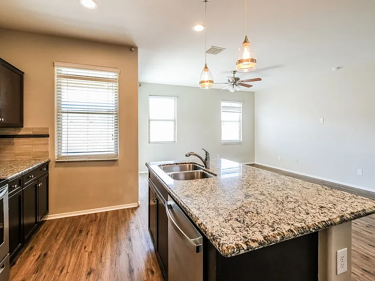2444 W Tamarisk Ave — Photo 10