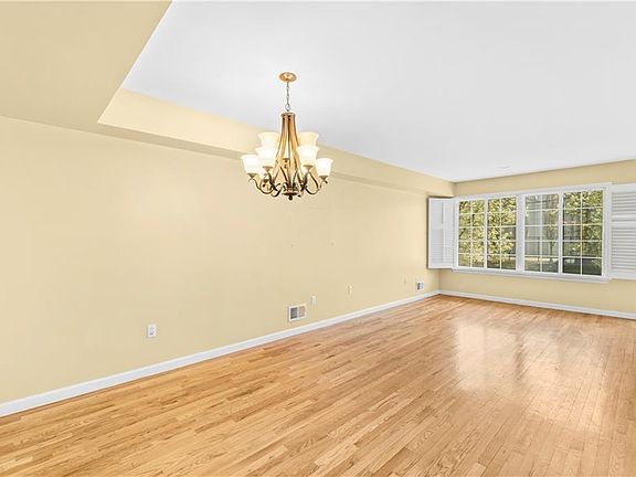4th image of 32 Trina Ln