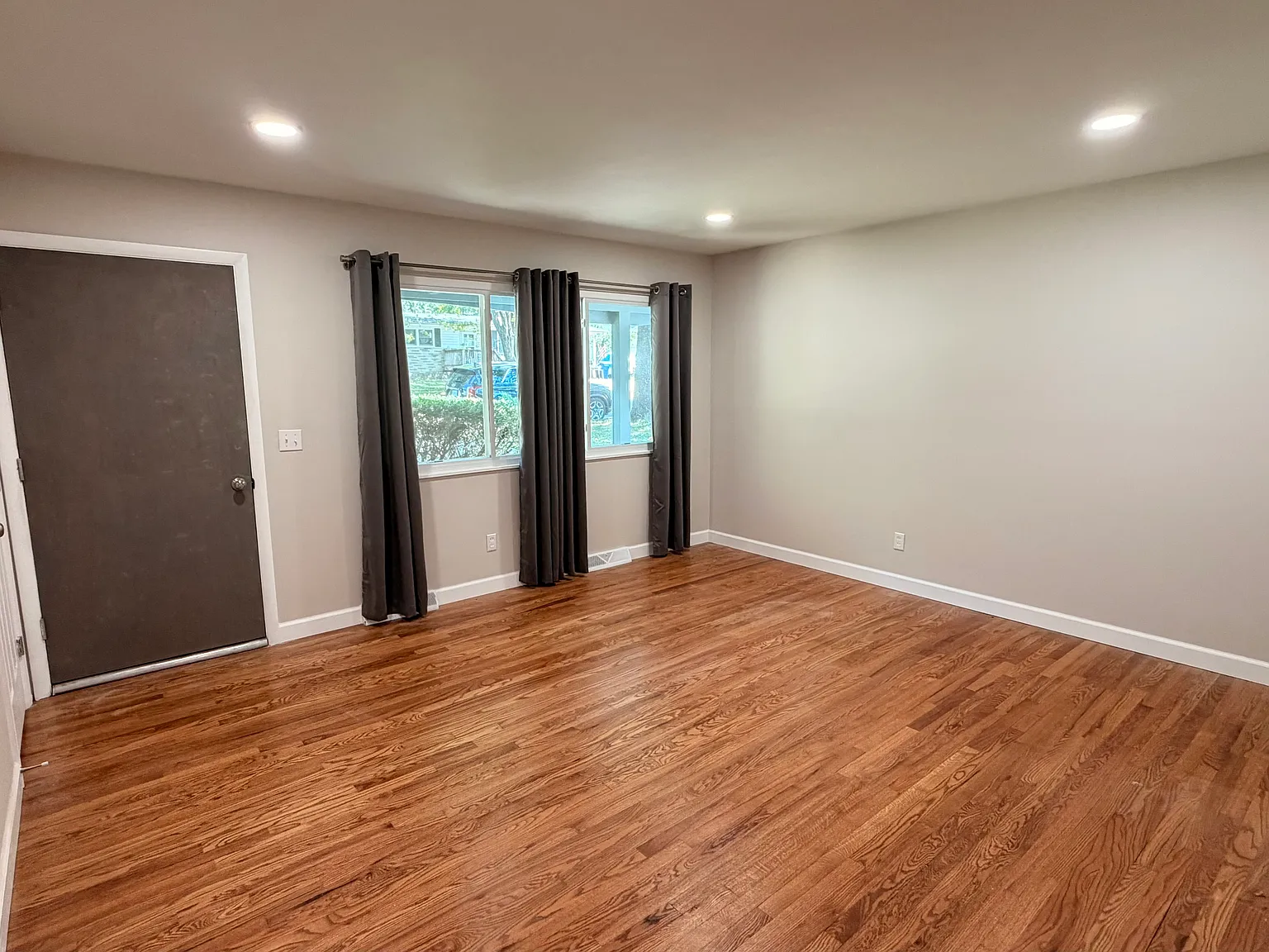 3 bed, 1.5 bath, 1324 sqft, $2,100 — Photo 4