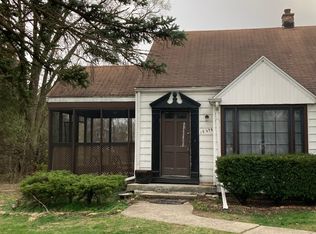 1S636 Halsey Rd, Oakbrook Terrace, IL 60181