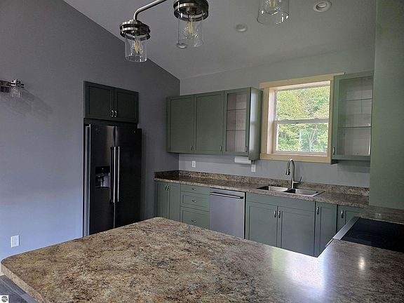3rd image of 542 Ottawa Trl