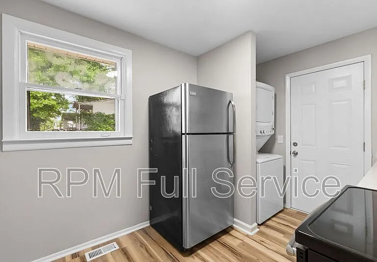 895 W Sharpe Ave #A — Photo 16