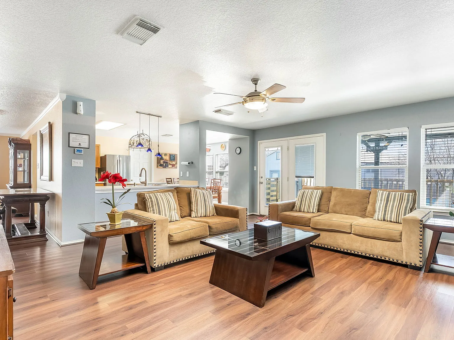 4 bed, 2.5 bath, 2855 sqft, $3,500 — Photo 4