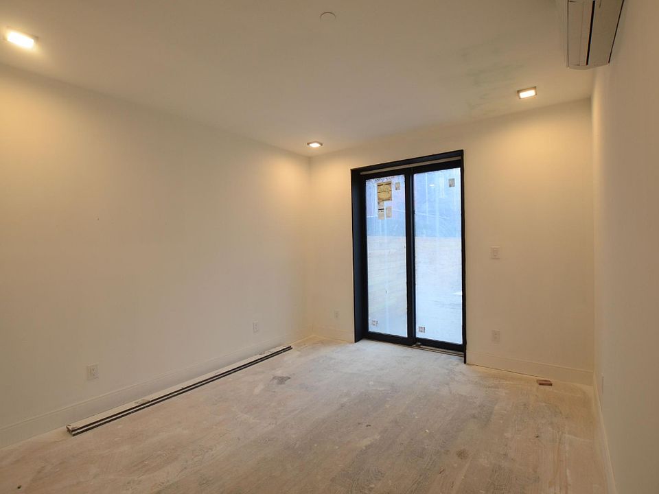 2nd image of 691 Chauncey St #4CV