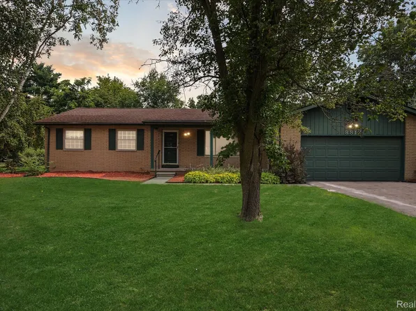 8812 Rio Vista St, Brighton, MI 48116
