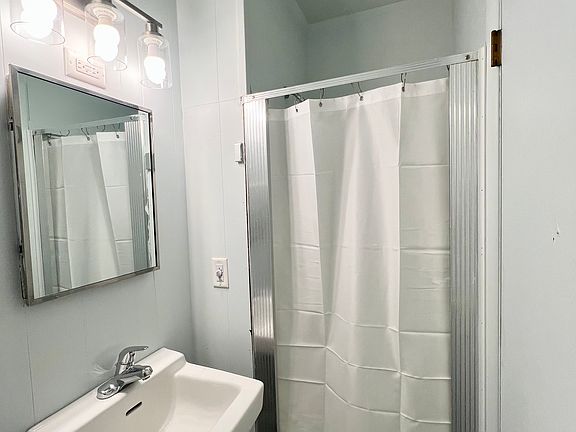 5th image of 101 E Main St #6