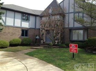 20734 Green Ct, Grosse Pointe Woods, MI 48236