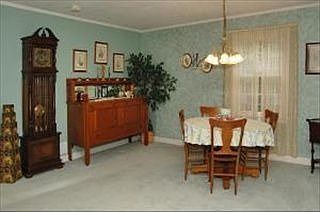 4th image of 1381 Willow Ave