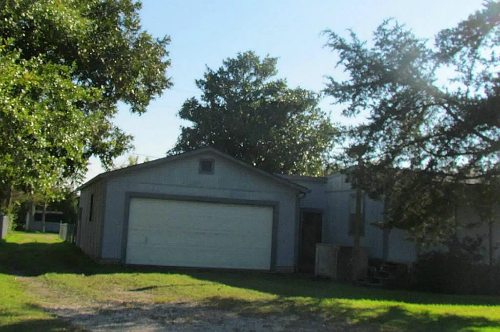 3 bed, 3.0 bath, 2025 sqft, $1,750 — Photo 2