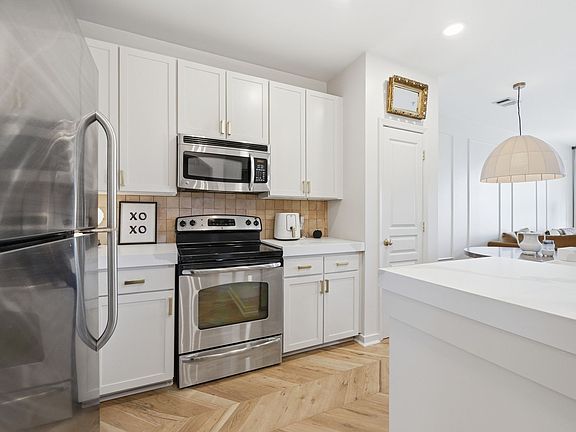 2nd image of 3000 Vanderbilt Pl APT 423