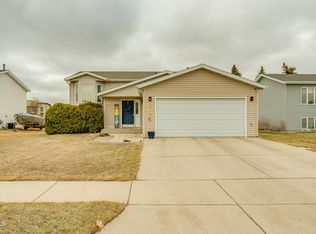 2716 Lexington Dr, Bismarck, ND 58503