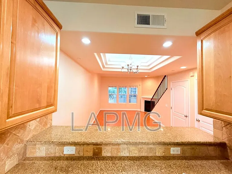 12217 Moorpark St #9 — Photo 11