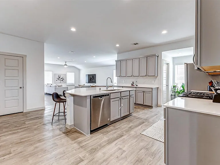 1731 William Scott St — Photo 14
