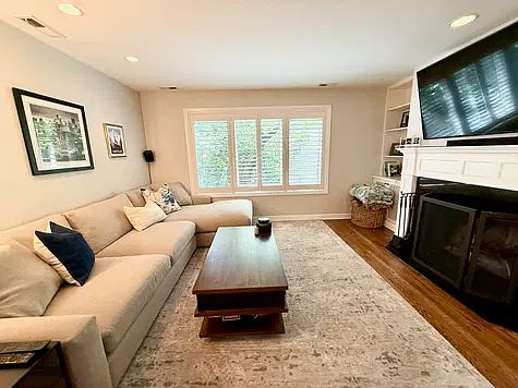 4th image of 747 W Dickens Ave