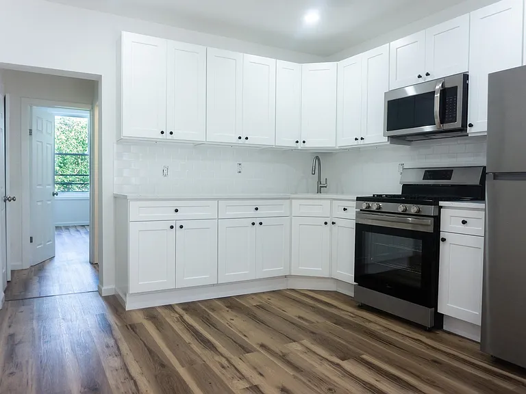 576 Newark Ave #2R — Photo 3