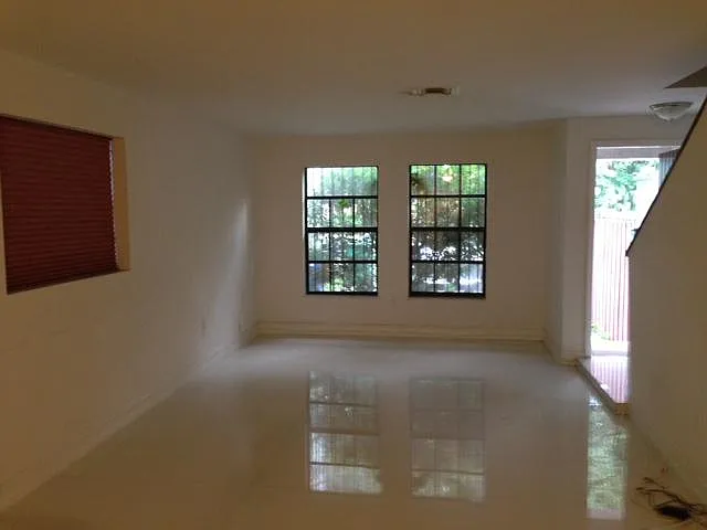 2577 NE 182nd St — Photo 5