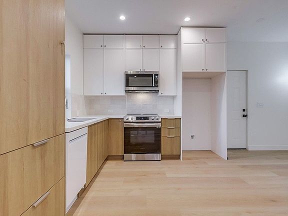 4th image of 22219 Vanowen St