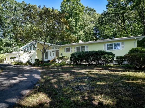 9 Raleigh Rd, Dover, MA 02030