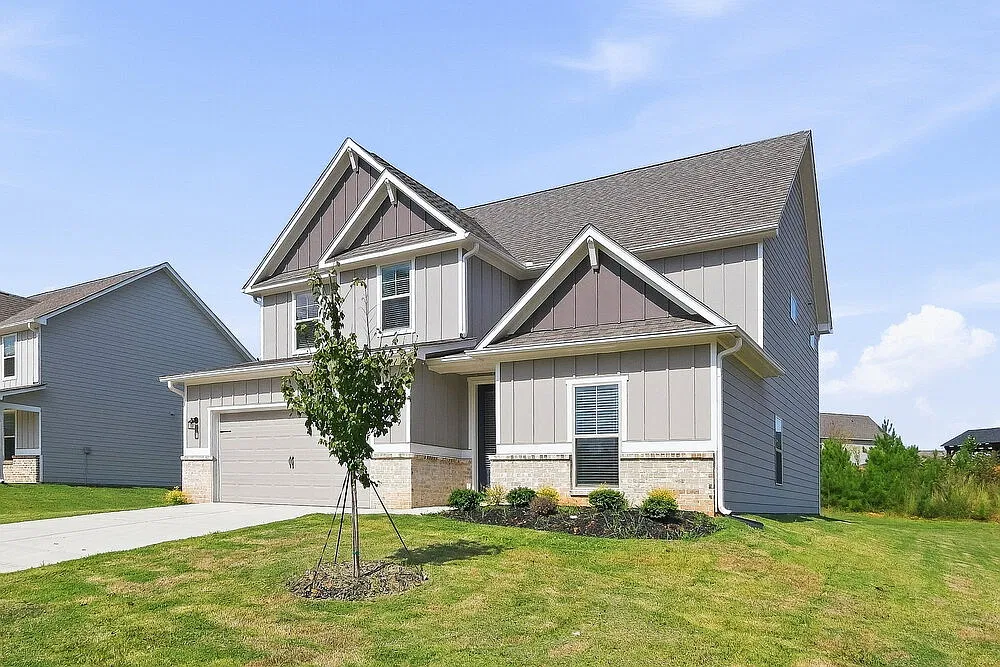 4 bed, 2.5 bath, 2476 sqft, $2,450 — Photo 1