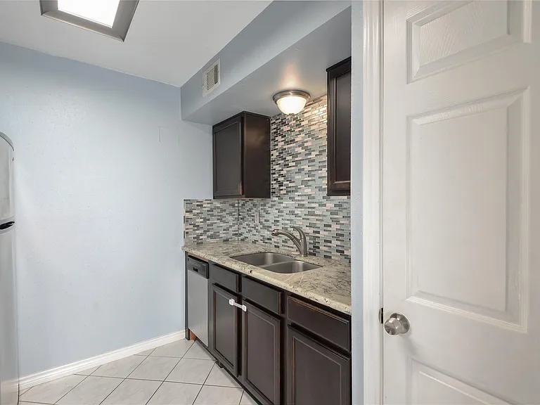3220 69th St #L6 — Photo 3